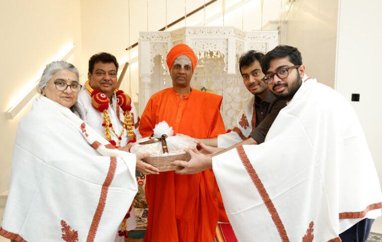 ಸಚಿವ ಎಂ ಬಿ ಪಾಟೀಲರ ಮನೆಗೆ ಸಿದ್ಧಗಂಗಾ ಶ್ರೀ ಭೇಟಿ, ಆಶೀರ್ವಾದ