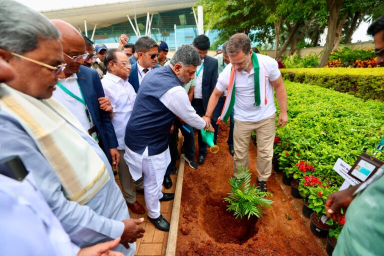 ​ಬೆಂಗಳೂರು ಆಗಮನದ ವೇಳೆ ಸಸಿ ನೆಟ್ಟು ಪರಿಸರ ಸಂದೇಶ ಸಾರಿದ ರಾಹುಲ್ ಗಾಂಧಿ…