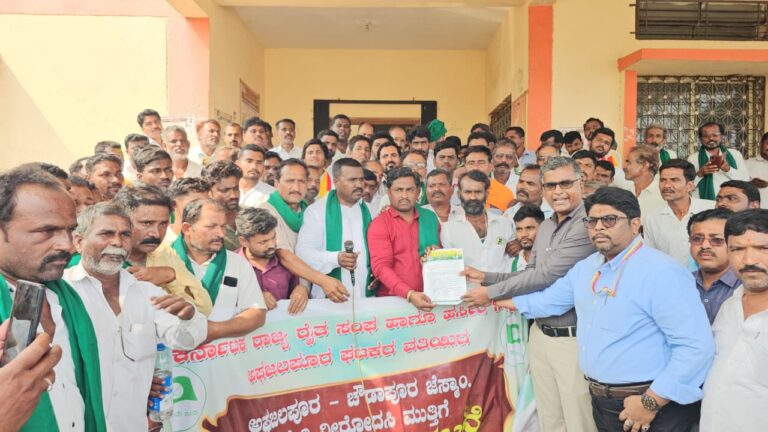 ರೈತರ ಮೇಲೆ ದರ್ಪ ಮೆರೆದ ಗೊಲ್ಲಾಳೇಶ್ವರ ಆಗ್ರೋ ಮಾಲೀಕರು; ಆಗ್ರೋಗೆ ಬೀಗ ಜಡಿದು ರೈತ ಸಂಘದಿಂದ ಪ್ರತಿಭಟನೆ.