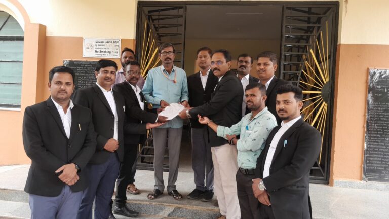 ಧಾರವಾಡದ ಉಚ್ಚ ನ್ಯಾಯಾಲಯದ ಪೀಠದ ಅಧಿಕಾರ ವ್ಯಾಪ್ತಿಯಲ್ಲಿ ಮುಂದುವರಿಸುವಂತೆ ಒತ್ತಾಯಿಸಿ ತಾಲೂಕು ವಕೀಲರ ಸಂಘದವರು ತಹಶೀಲ್ದಾರರ ಮೂಲಕ ಮುಖ್ಯಮಂತ್ರಿಗಳಿಗೆ ಸೋಮವಾರ ಮನವಿ ಸಲ್ಲಿಸಿದರು.