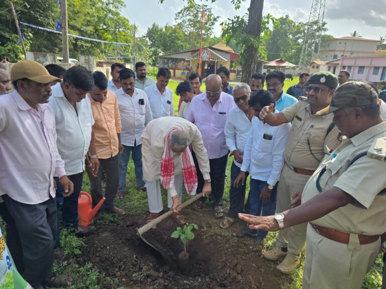 ಪರಿಸರ ಸಂರಕ್ಷಣೆ ಮತ್ತು ಹಸಿರು ಭವಿಷ್ಯದ ಮಹತ್ವವನ್ನು ಸಾರುವ ಈ ವಿಶೇಷ ದಿನದ ಅಂಗವಾಗಿ, ಉತ್ತರ ಕನ್ನಡ ಲೋಕಸಭಾ ಕ್ಷೇತ್ರದ ಸಂಸದರಾದ ವಿಶ್ವೇಶ್ವರ ಹೆಗಡೆ ಕಾಗೇರಿ ಅವರು ಮುಂಡಗೋಡ ತಾಲ್ಲೂಕಿನ ಅಯ್ಯಪ್ಪ ದೇವಸ್ಥಾನದ ಆವರಣದಲ್ಲಿ ಸಸಿ ನೆಡುವ ಮೂಲಕ ಪರಿಸರ ದಿನಾಚರಣೆಯನ್ನು ಅರ್ಥಪೂರ್ಣವಾಗಿ ಆಚರಿಸಿದರು.