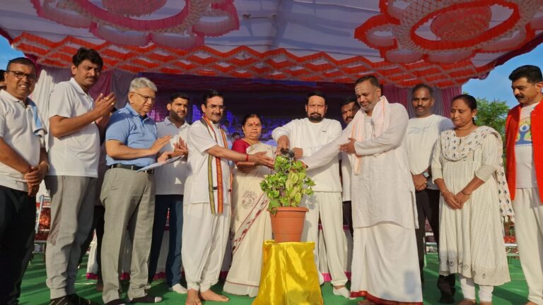 ಯೋಗವನ್ನು ಪ್ರತಿದಿನ ಜೀವನದಲ್ಲಿ ಅಳವಡಿಸಿಕೊಳ್ಳಿ: ಶಾಸಕ ಲಕ್ಷ್ಮಣ ಸವದಿ