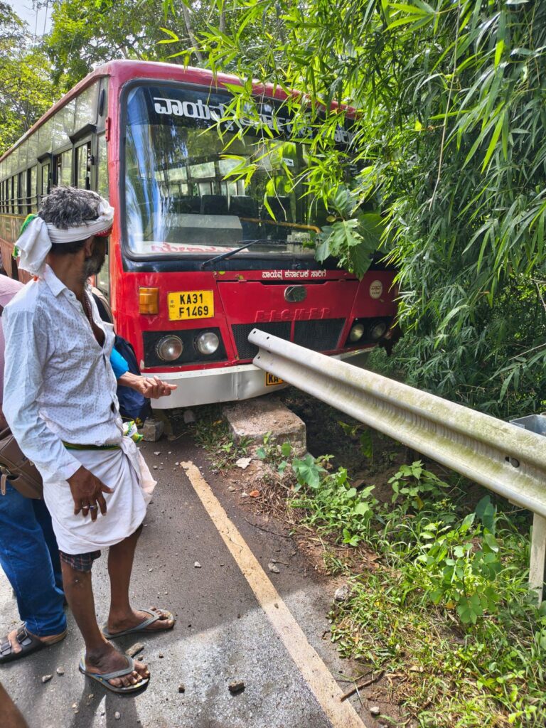 ಮೈನಳ್ಳಿ ಸಮೀಪದ ಸಣ್ಣ ಸೇತುವೆಯ ತಡೆಗೋಡೆಗೆ ಕೆ.ಎಸ್.ಆರ್.ಟಿ.ಸಿ. ಬಸ್ ಡಿಕ್ಕಿ