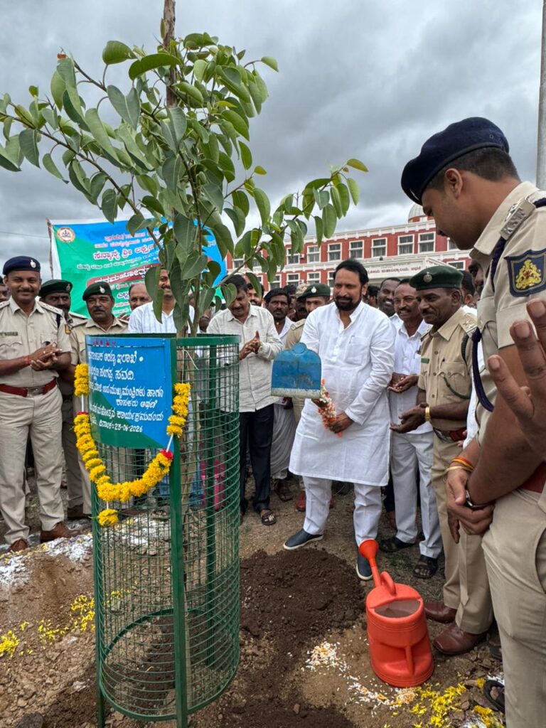 ವನಮಹೋತ್ಸವದಿಂದ ಪರಿಸರ ಸಂರಕ್ಷಣೆ ಸಾಧ್ಯ: ಶಾಸಕ ಲಕ್ಷ್ಮಣ ಸವದಿ