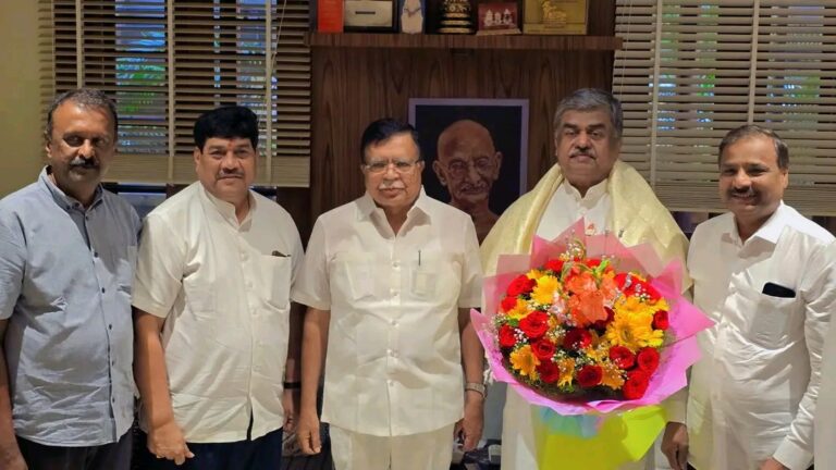 ಕೆಪಿಸಿಸಿ ನೂತನ ಅಧ್ಯಕ್ಷ ಬಿ.ಕೆ. ಹರಿಪ್ರಸಾದ್ ಅವರಿಗೆ ಅಭಿನಂದನೆ ಸಲ್ಲಿಸಿದ ಮಾಜಿ ಸಚಿವ ಕೆ.ಎನ್. ರಾಜಣ್ಣ
