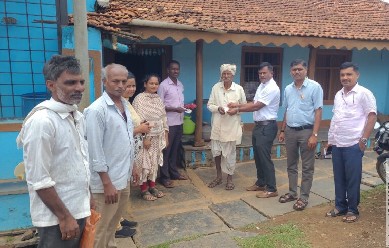 ಮನೆ-ಮನೆಗೆ ತೆರಳಿ ಕರ ಪಾವತಿಗೆ ಜಾಗೃತಿ ಮೂಡಿಸಿದ ಇಒ ನಿಂಗಪ್ಪ ಮಸಳಿಯವರು…