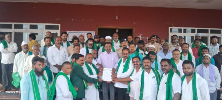 ವಿದ್ಯುತ್ ಖಾಸಗೀಕರಣ ನಿಲ್ಲಿಸುವಂತೆ ಮನವಿ ಸಲ್ಲಿಕೆ.ಚ ಕಿತ್ತೂರು: ವಿದ್ಯುತ್ ಖಾಸಗಿಕರಣ ಗೊಳಿಸುತ್ತಿರುವುದನ್ನು ತೀವ್ರವಾಗಿ ಖಂಡಿಸಿರುವ ಕಿತ್ತೂರು ಕರ್ನಾಟಕ ರೈತ ಜಾಗೃತಿ ಸಂಘ ಅದನ್ನು ತಕ್ಷಣ ನಿಲ್ಲಿಸುವಂತೆ ಒತ್ತಾಯಿಸಿ ಮುಖ್ಯಮಂತ್ರಿಗಳಿಗೆ ತಹಸೀಲ್ದಾರರ ಮುಖಾಂತರ ಮನವಿ ಸಲ್ಲಿಸಿದರು.