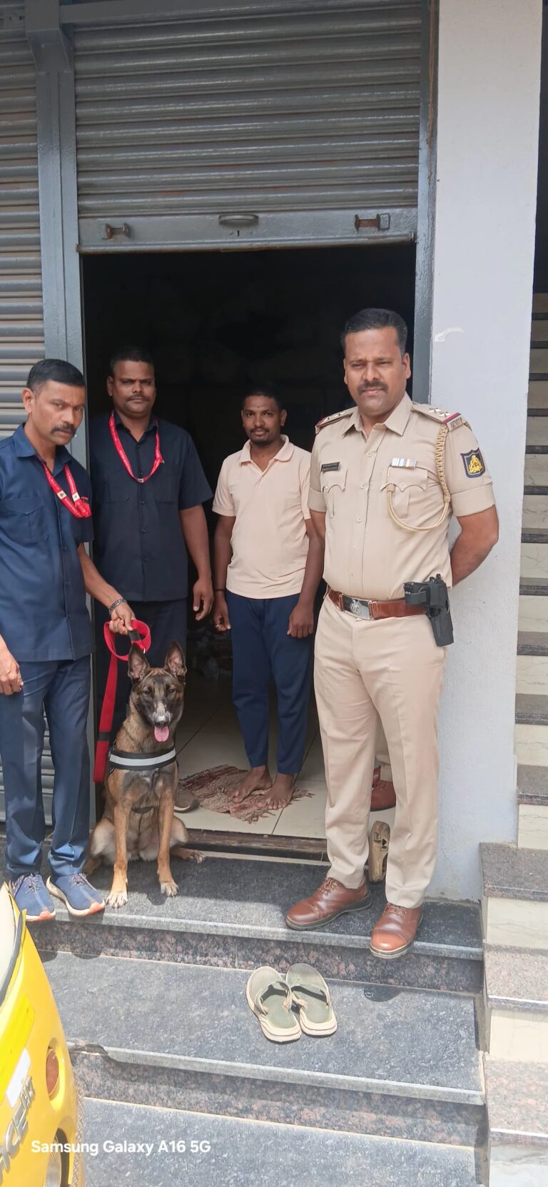 ಮಾದಕ ವಸ್ತು ಜಾಲಕ್ಕೆ ಬ್ರೇಕ್: ಟೀಮಿಟಿಯನ್ ಕಾಲೋನಿಯಲ್ಲಿ ವಿಶೇಷ ತರಬೇತಿ ಪಡೆದ ಶ್ವಾನದಿಂದ ಕೊರಿಯರ್, ಪೋಸ್ಟ್ ಡ್ರಗ್ಸ್ ಸಾಗಾಟದ ಖಡಕ್ ಪರಿಶೀಲನೆ!