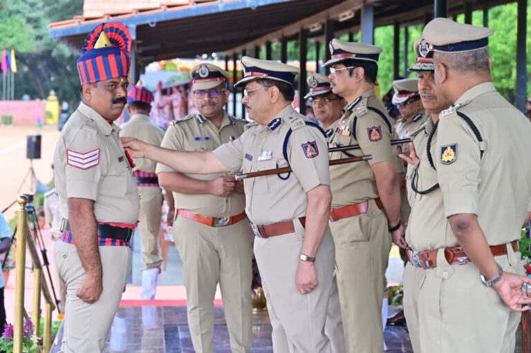 ನಗರದ ಉಪ್ಪಾರಪೇಟೆ ಪೊಲೀಸ್ ಠಾಣೆಯ ಹೆಡ್ ಕಾನ್ಸ್ಟೇಬಲ್ ಬಿ.ಮಹದೇವಸ್ವಾಮಿ ಅವರಿಗೆ ರಾಜ್ಯ ಪೊಲೀಸ್ ಮಹಾನಿರ್ದೇಶಕ ಡಾ. ಎಂ.ಎ.ಸಲೀಂ ಅವರು ಶುಕ್ರವಾರ ಡಿಜಿ  ಪ್ರಶಂಸನಾ ಪದಕ ನೀಡಿ ಗೌರವಿಸಿದರು.