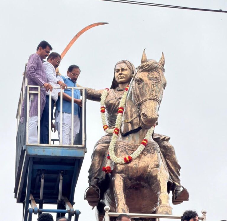 ಉಪಮುಖ್ಯಮಂತ್ರಿ ಹಾಗೂ ಕಂದಾಯ ಸಚಿವರಾದ ಡಾ. ಜಿ ಪರಮೇಶ್ವರವರು  ಚನ್ನಮ್ಮನ ಕಿತ್ತೂರಿನ ತಾಲೂಕು ದಂಡಾಧಿಕಾರಿ ಕಚೇರಿಗೆ     ಬೇಟಿ..