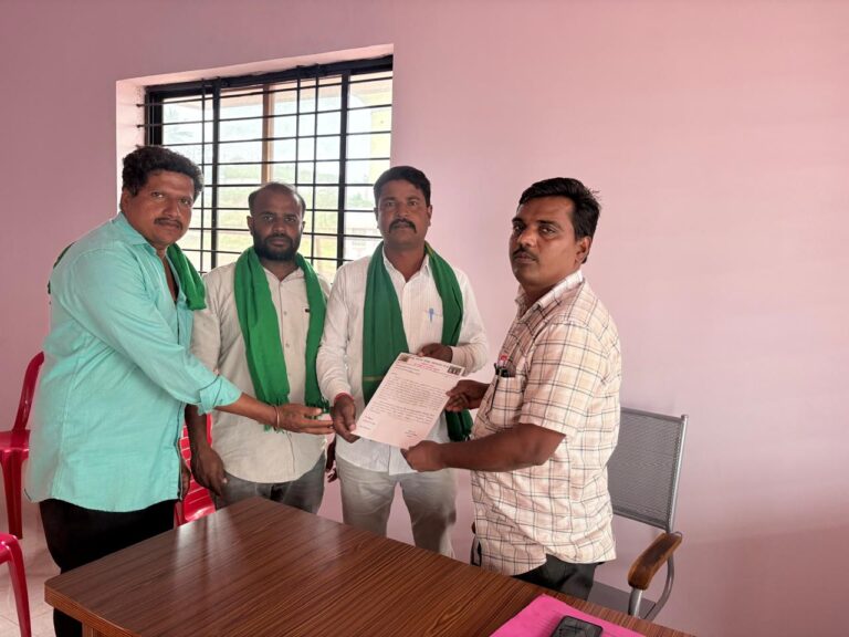 ಚನ್ನಮ್ಮನ ಕಿತ್ತೂರ ಕಬ್ಬು ಹಾಗೂ ಮಾವು ಬೆಳೆಗಾರರ ಸಂಘದವರು ಧಾರವಾಡ ಮತ್ತು ಬೆಳಗಾವಿಗೆ ಹೆಚ್ಚಿನ ಬಸ್ ಶಾಲಾ ಟೈಂಗೆ  ಹಾಗೂ ಇತರ ಕಡೆ ಹೆಚ್ಚಿನ ಬಸ್ ಬೀಡುವಂತೆ ಘಟಕ ವ್ಯವಸ್ಥಾಕರು ವಾಯುವ್ಯ ಕರ್ನಾಟಕ ರಾಜ್ಯ ರಸ್ತೆ ಸಾರಿಗೆ ಸಂಸ್ಥೆ ಚನ್ನಮ್ಮನ ಕಿತ್ತೂರ ಇವರಿಗೆ ಮನವಿ ಸಲ್ಲಿಸಿದರು..