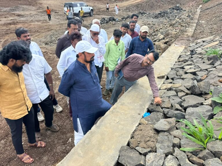 ಅಥಣಿಯ ಜೋಡಿ ಕೆರೆ ಅಭಿವೃದ್ಧಿಗೆ ವೇಗ: ಗುಣಮಟ್ಟದಲ್ಲಿ ರಾಜಿ ಇಲ್ಲ – ಶಾಸಕ ಲಕ್ಷ್ಮಣ ಸವದಿ