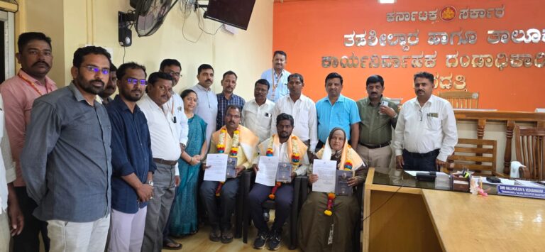 ಸವದತ್ತಿ ಯಲ್ಲಮ್ಮ ವಿಧಾನಸಭಾ ಕ್ಷೇತ್ರದಲ್ಲಿ ಎಸ್‌ಐಆ‌ರ್ (SIR) ಕಾರ್ಯದ ಗಣತಿ ನಮೂನೆ (Enumeration Form) ವಿತರಣೆ ಹಾಗೂ ಡಿಜಿಟೈಸೇಶನ್ ಕಾರ್ಯವನ್ನು ಪೂರ್ವನಿಗದಿತ ಸಮಯಮಿತಿಯೊಳಗೆ ಯಶಸ್ವಿಯಾಗಿ ಪೂರ್ಣಗೊಳಿಸಿದ ಬಿಎಲ್‌ಒಗಳಿಗೆ ಸನ್ಮಾನ..