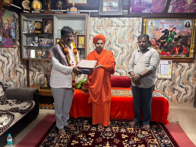 ಕಲ್ಮಠದ ಪೂಜ್ಯ ಶ್ರೀ ಮಡಿವಾಳ ರಾಜಯೋಗೀಂದ್ರ ಮಹಾ ಸ್ವಾಮಿಗಳಿಂದ ಕಿತ್ತೂರು ಶಾಸಕರಾದ ಶ್ರೀ ಬಾಬಾಸಾಹೇಬ್ ಪಾಟೀಲ ಅವರು ತಮ್ಮ 54ನೇ ಜನ್ಮ ದಿನದ ನಿಮಿತ್ತ ಆಶಿರ್ವಾದ ಪಡೆದುಕೊಂಡರು