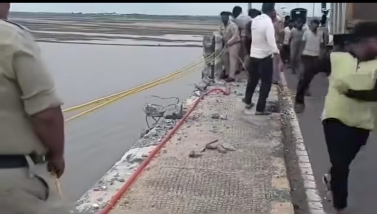 ವಿಜಯಪುರ-ಹುಬ್ಬಳ್ಳಿ ರಾಷ್ಟ್ರೀಯ ಹೆದ್ದಾರಿಯಲ್ಲಿ ಭೀಕರ ಅಪಘಾತ: ಕೃಷ್ಣಾ ನದಿಗೆ ಉರುಳಿದ ಟಿಪ್ಪರ್, ಚಾಲಕ ನಾಪತ್ತೆ