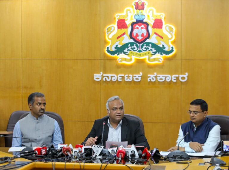 ಪೊಲೀಸ್ ಕಾನ್ಸ್‌ಟೇಬಲ್ ನೇಮಕಾತಿ ಪರೀಕ್ಷೆ: ಪಾರದರ್ಶಕತೆ ಹಾಗೂ ಅಭ್ಯರ್ಥಿಗಳ ಅನುಕೂಲಕ್ಕೆ ಸರ್ಕಾರದ ಬದ್ಧತೆ – ಗೃಹ ಸಚಿವ ಪ್ರಿಯಾಂಕ್ ಖರ್ಗೆ ಧಾರ್ಮಿಕ ವಸ್ತ್ರ ಧಾರಣೆಗೆ ಸರ್ಕಾರ ನಿರ್ಬಂಧ ವಿಧಿಸಿಲ್ಲ