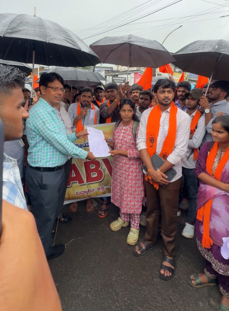 ಪೊಲೀಸ್ ಕಾನ್ಸ್‌ಟೇಬಲ್‌ ಪರೀಕ್ಷೆಯಲ್ಲಿ ನಡೆದ ಲೋಪಗಳಿಂದ ಸಮಸ್ಯೆಗೆ ಒಳಗಾದ ವಿದ್ಯಾರ್ಥಿಗಳಿಗೆ ನ್ಯಾಯ ಒದಗಿಸುವಂತೆ ಆಗ್ರಹಿಸಿ ಪ್ರತಿಭಟನೆ.