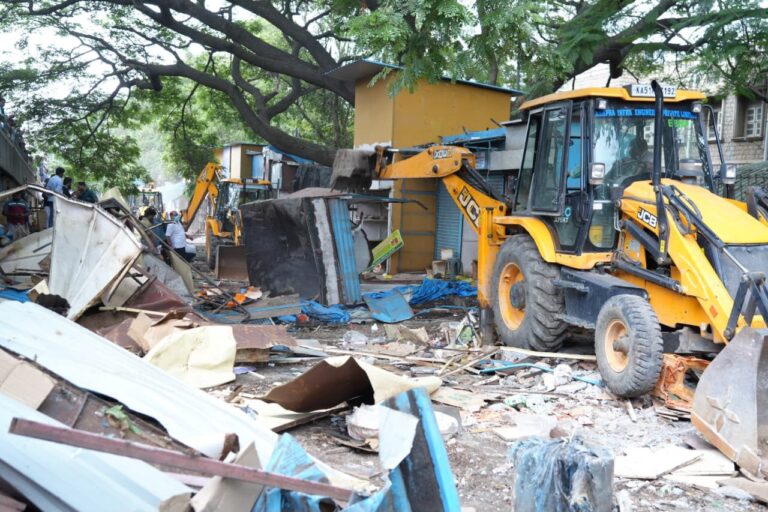 ಹೈಕೋರ್ಟ್ ಆದೇಶದಂತೆ ಕೆ.ಆರ್. ಮಾರುಕಟ್ಟೆ ಬಳಿಯ ಅನಧಿಕೃತ ಪಾದಚಾರಿ ಮಾರ್ಗ ರಚನೆಗಳ ತೆರವು ಕಾರ್ಯಾಚರಣೆಗೆ ಹಸಿರು ನಿಶಾನೆ