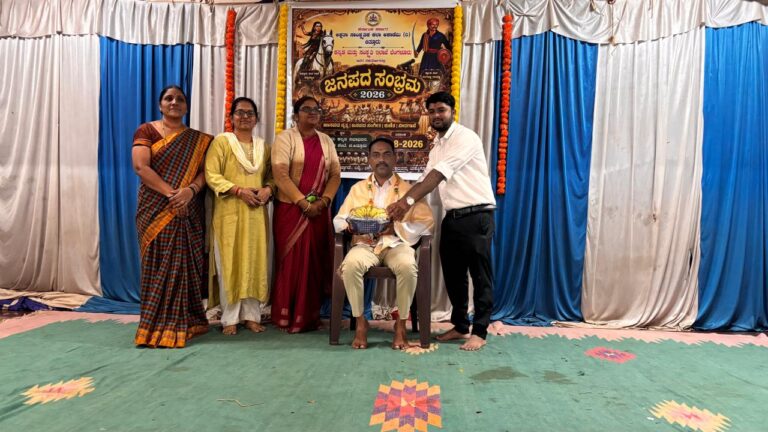 ಕಿತ್ತೂರು ಪಟ್ಟಣದಲ್ಲಿ ಅಕ್ಷತಾ ಸಾಂಸ್ಕೃತಿಕ ಕಲಾ ಅಕಾಡೆಮಿ ಕಿತ್ತೂರು ಮತ್ತು ಕನ್ನಡ ಮತ್ತು ಸಂಸ್ಕೃತಿ ಇಲಾಖೆ ಬೆಂಗಳೂರು ಇವರ ಸಂಯುಕ್ತ ಆಶ್ರಯದಲ್ಲಿ ‘ಜನಪದ ಸಂಭ್ರಮ’ಕಾರ್ಯಕ್ರಮ ಗೌರಿಶಂಕರ ಅವರಿಗೆ ಸನ್ಮಾನ…