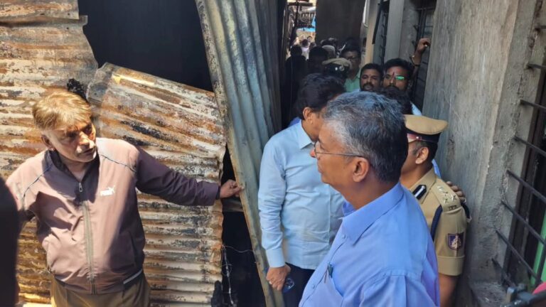 ಬೆಳಗಾವಿಯಲ್ಲಿ ಭೀಕರ ಅಗ್ನಿ ಅವಘಡ: ಘಟನಾ ಸ್ಥಳಕ್ಕೆ ಸಚಿವ ಸತೀಶ್ ಜಾರಕಿಹೊಳಿ ಭೇಟಿ, ಪರಿಶೀಲನೆ