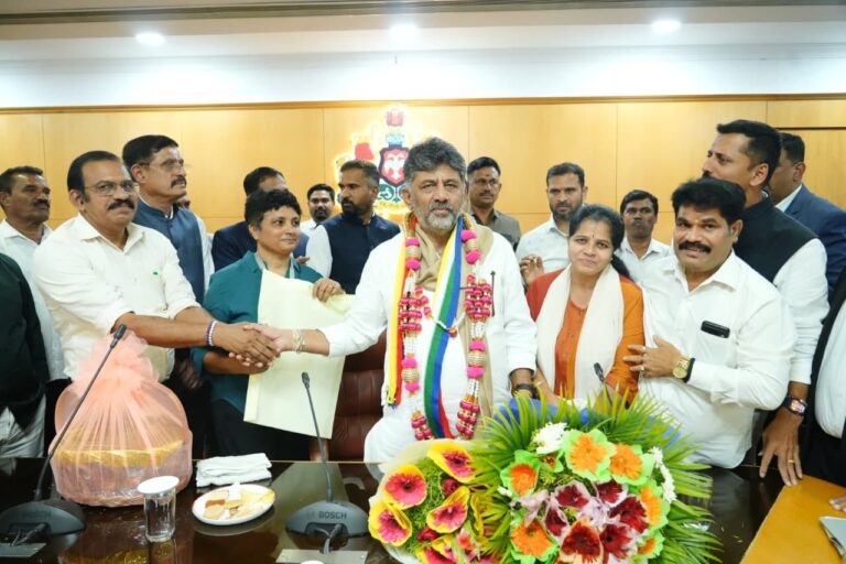ಮುಖ್ಯಮಂತ್ರಿ ಡಿಕೆ ಶಿವಕುಮಾರ್ ರವರನ್ನು ಕರಾವಳಿಯ ಖ್ಯಾತ ಜೈನ ಜ್ಯೋತಿಷಿ ಬಿ.ಕೆ ಸುಭಾಷ್ ಚಂದ್ರ ಜೈನ್ ಬೇಟಿ.