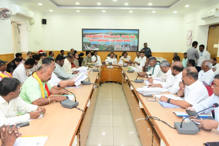 ಮಿಮ್ಸ್ ಭೂ ಒತ್ತುವರಿ ತೆರವು ಹಾಗೂ ಅಕ್ರಮಗಳ ವಿರುದ್ಧ ಗುಡುಗಿದ ಸಚಿವ ಚಲುವರಾಯಸ್ವಾಮಿ; ಸಮಸ್ಯೆ ಇತ್ಯರ್ಥಕ್ಕೆ ಗಡುವು ನಿಗದಿ