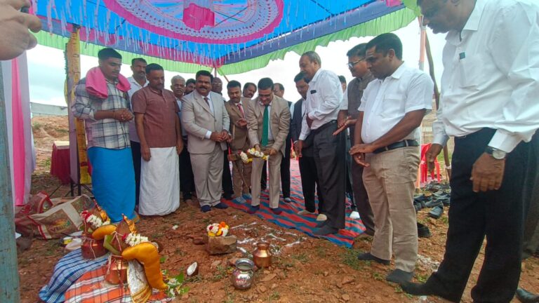 ಕಿತ್ತೂರಿನಲ್ಲಿ ನ್ಯಾಯಾಧೀಶರ ನೂತನ ವಸತಿ ಗೃಹ ನಿರ್ಮಾಣಕ್ಕೆ ಭೂಮಿಪೂಜೆ ನೆರವೇರಿಸಲಾಯಿತು..