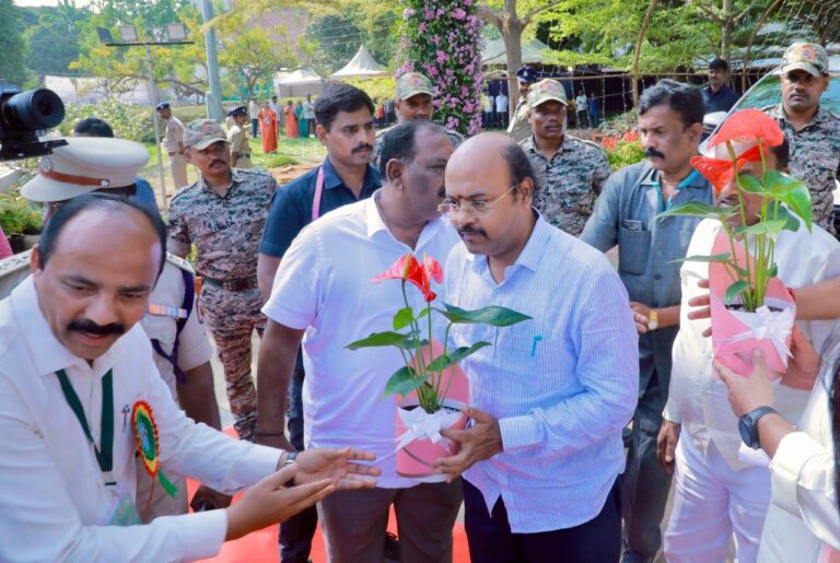 ಪುಷ್ಪಮೇಳ ಮತ್ತು ಸಸ್ಯತೋಟ ಭೇಟಿ ಕಾರ್ಯಕ್ರಮಕ್ಕೆ ಜಿಲ್ಲಾ ಉಸ್ತುವಾರಿ ಸಚಿವರಿಂದ ಚಾಲನೆ